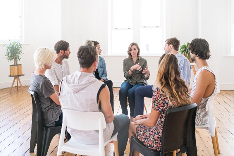 personnes assises en groupe sur des chaises