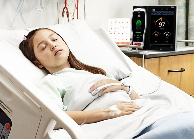 Masimo – Enfant utilisant RRp dans son lit d'hôpital